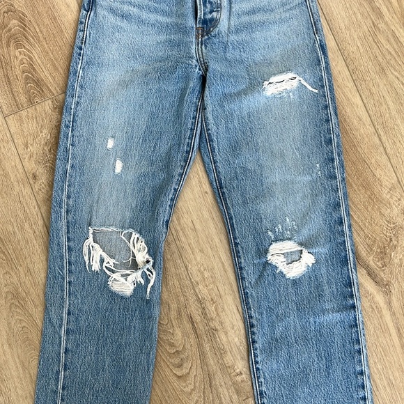 Levi’s Wedgie Straight Distressed Jeans in Light Wash Size 24 - Picture 11 of 13
